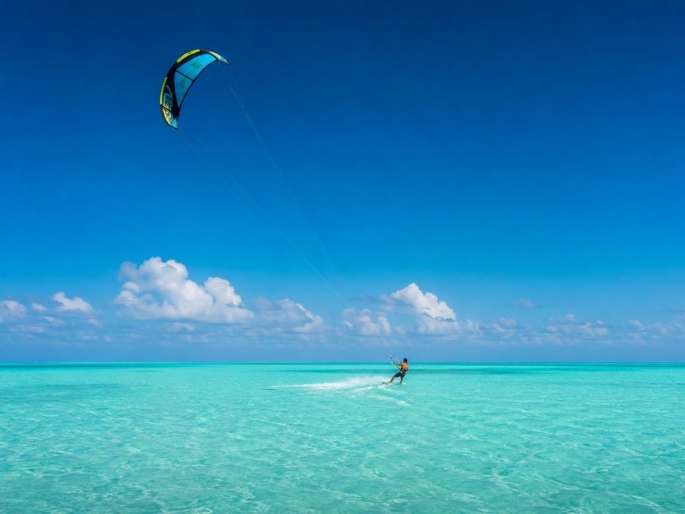 Kitesurf sobre agua plana en la laguna.
