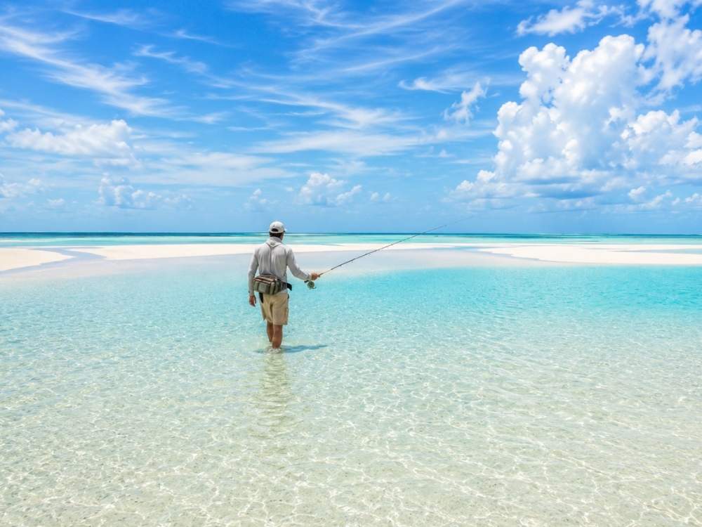Pesca de macabí con mosca en los bajos de arena.