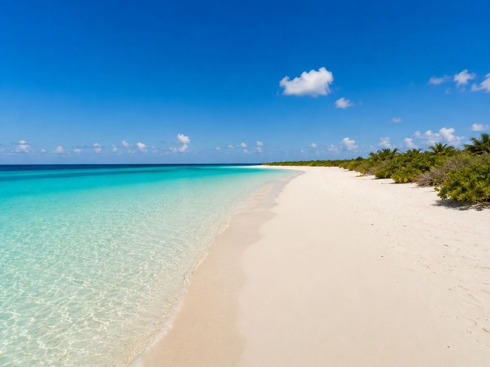 Cayo Nabaida, playa larga y desierta.