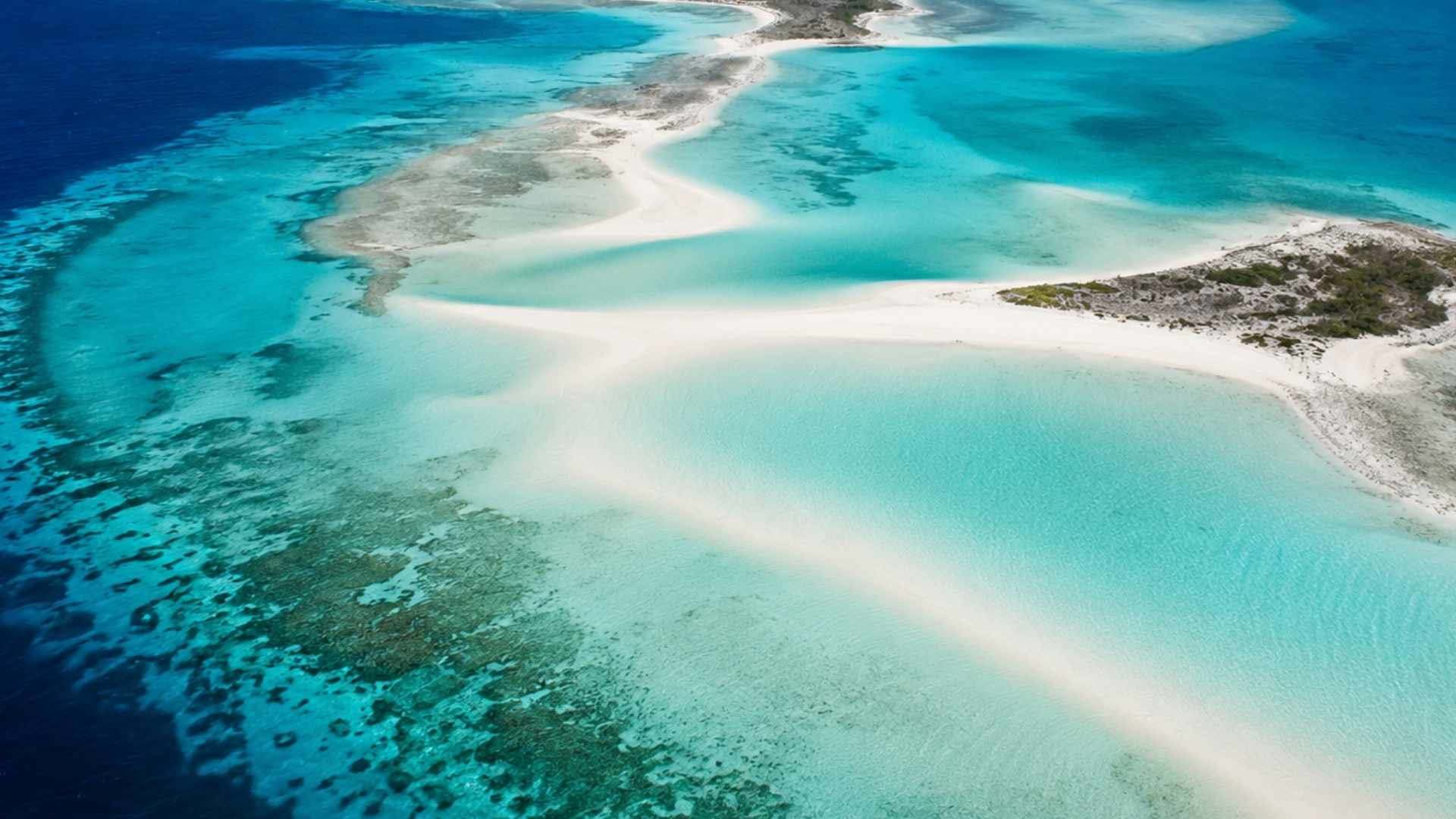 Vista aérea del archipiélago Los Roques: bandías de agua turquesa y bancos de arena.